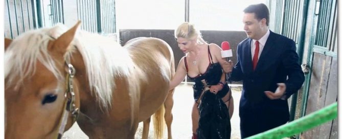 102 - Andrea Dipre Moana Conti give a blowjob horse